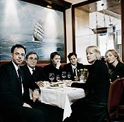 Trudis (Hannelore Elsner) Beerdigung mit Sohn Klaus (Felix Eitner), Mann Rudi (Elmar Wepper), Tochter Karolin (Birgit Minichmayr), Sohn Karl (Maximilian Brückner), Karolins Freundin Franzi (Nadja Uhl) und Schwiegertochter Emma (Floriane Daniel). (Credit: MAJESTIC & Mathias Bothor)